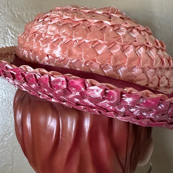 CHARMING 1960s' SALMON/PINK STRAW FEDORA WITH STRAW "FEATHER" & PEARLS - Picture 5 of 13